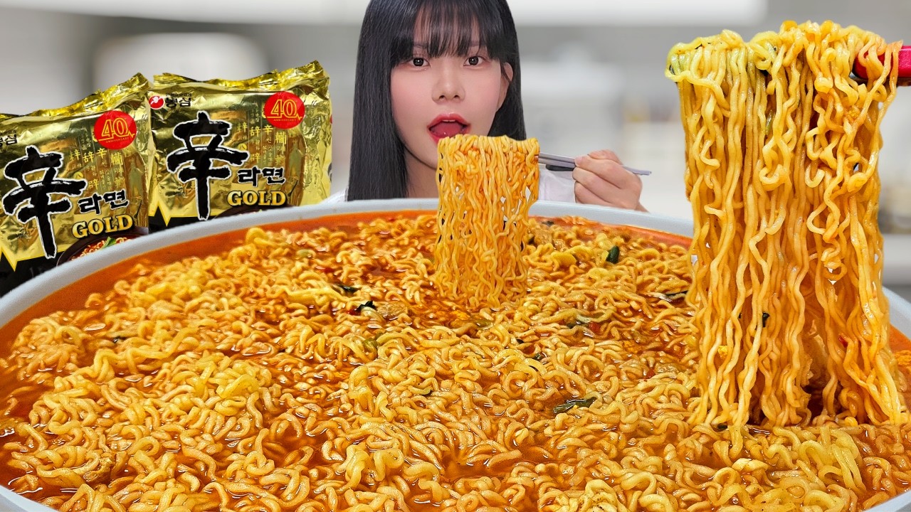 За месяц заброшенные 8 острых корейских рамэн наконец съедены! 🍜🔥Korean eating show mukbang