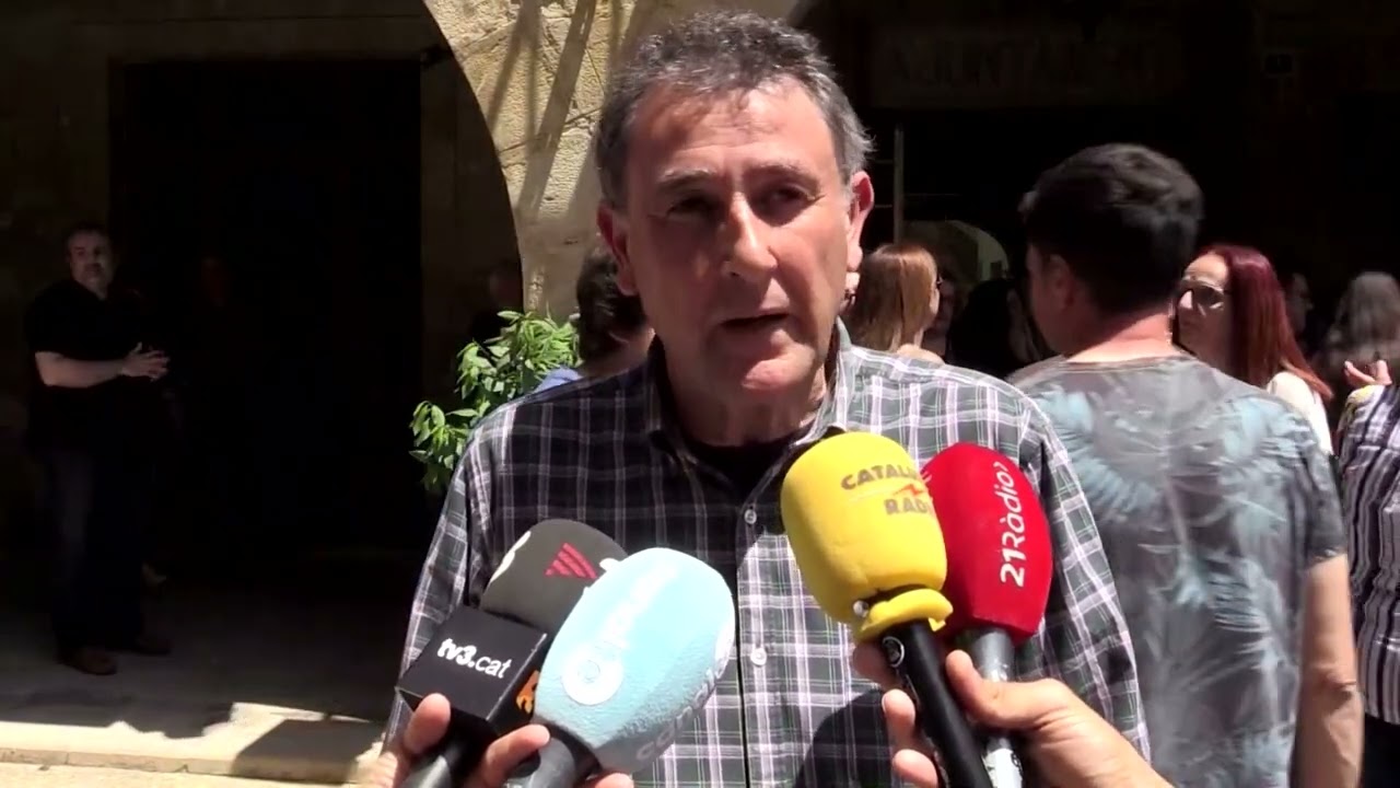 Batea condemna la mort violenta d’un veí amb un minut de silenci i dos dies de dol