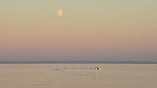 Lake Michigan ... moon light drive
Northport marina/harbor ... 1967 Amphicar
an impromptu cruise . . .
music: Carefree by Kevin MacLeod
flickr: https://www.flickr.com/photos/kenscottphotography/
facebook: https://www.facebook.com/KenScottPhotos
email: ken@kenscottphotography.com
http://www.kenscottphotography.com
clip date/id: 20150926 AmphicarInNorthportFin Lake Michigan ... moon light drive