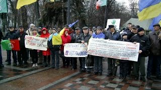 Киев ВР 22.12.15 -Достопримечательности перед ВР(08:41 Достопримечательности тарифного майдана, остатки от Ляшка ;) и видно начало нашей демонстрации :) В Крив..., 2015-12-23T19:52:57.000Z)