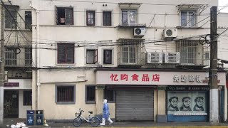 Élelmiszerhiányra panaszkodnak a Sanghaj karantén alá vont részein élők