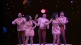 THE 5th DIMENSION   -  Aquarius  & Let The Sun Shine In  (1969).mpg