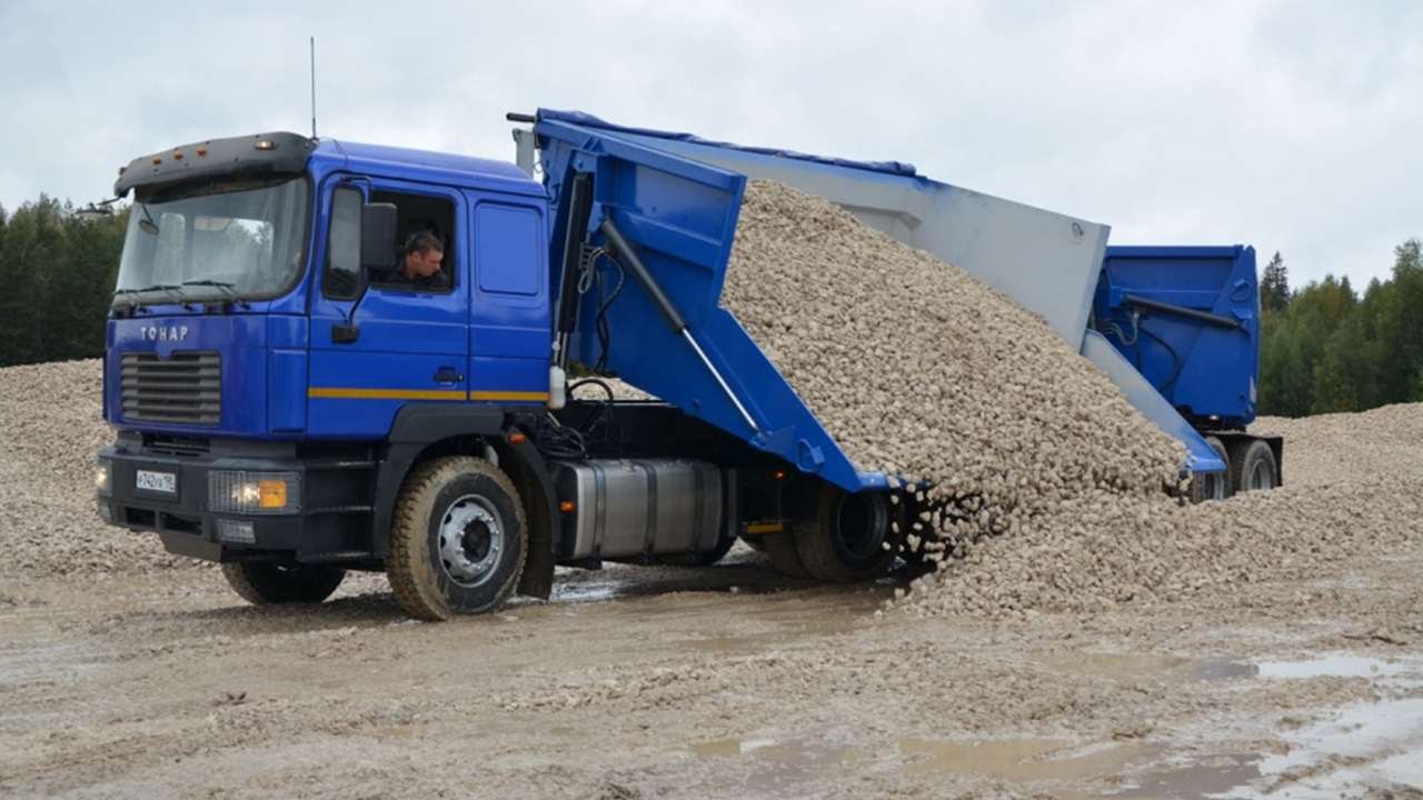 Грузовик перевозит партию щебня массой 340 тонн ежедневно увеличивая норму 4