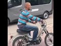 Familie ritter  norman und christopher fahren moped