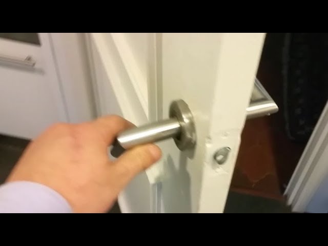 Reparación de pomo de puerta con pestillo y cerradura, mediante  destornillador.