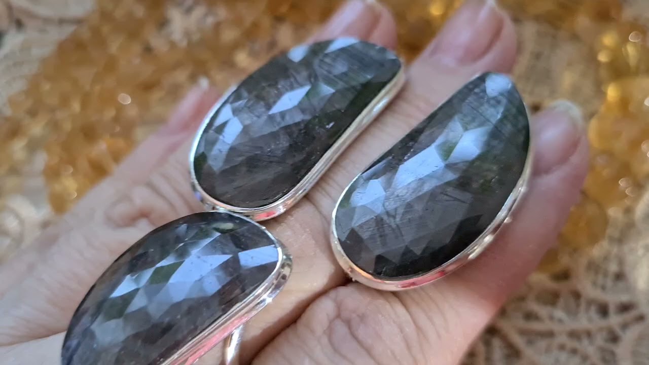1093.Натуральные камни.Черный сапфир и морион.