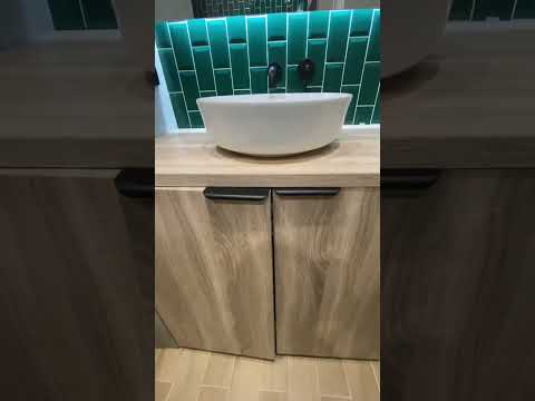 Video: Veļas mašīna vannas istabas skapī. Vannas istabas mēbeles