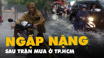 Mưa lớn, đường ngập sâu, người dân bì bõm lội nước về nhà