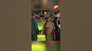 President Murmu Poses With Girls Of RD Women