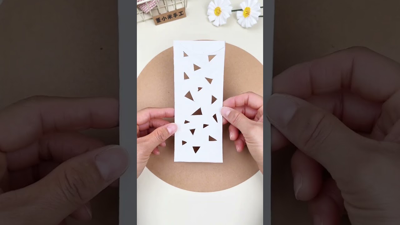 Don t throw away the used red envelopes. They can be made into New Year lanterns. They