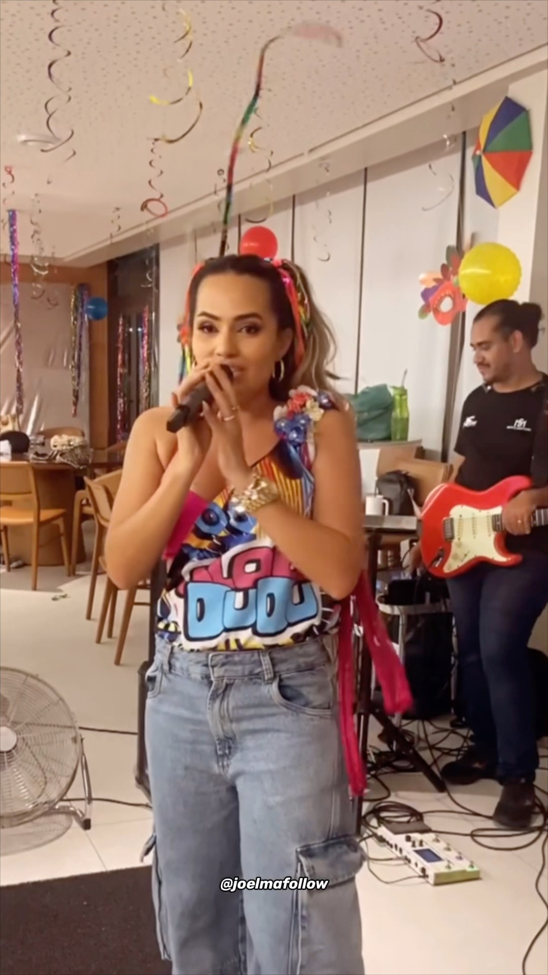 A filha da Joelma, Natália Sarraff, soltando a voz. Ela tá aprovada?