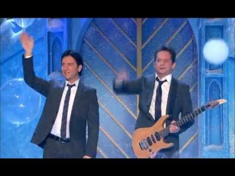 Fantasy - Ein weisses Schloss, das in den Bergen steht 2014
