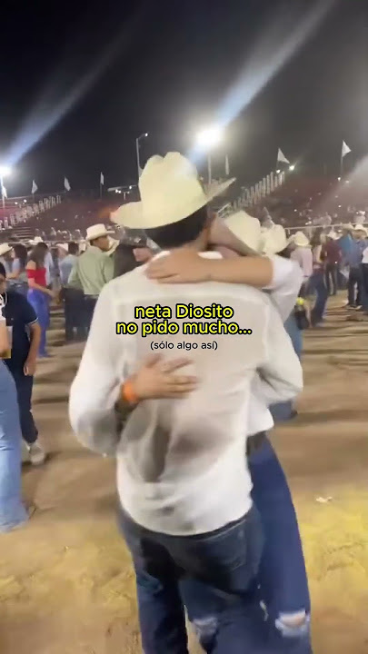 Bailando Sierreño 'del otro lado del portón'