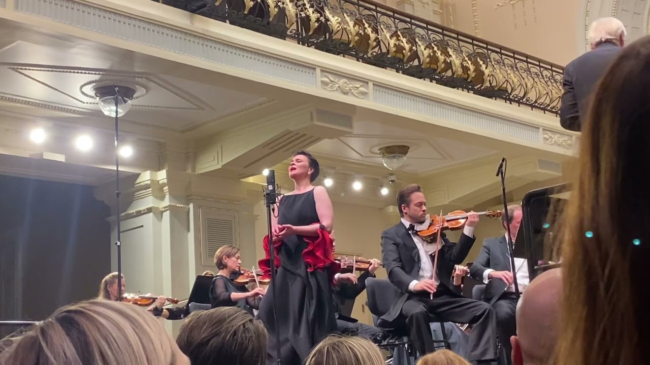 AUŠRINĖ STUNDYTĖ DAINUOJA R. STRAUSSĄ