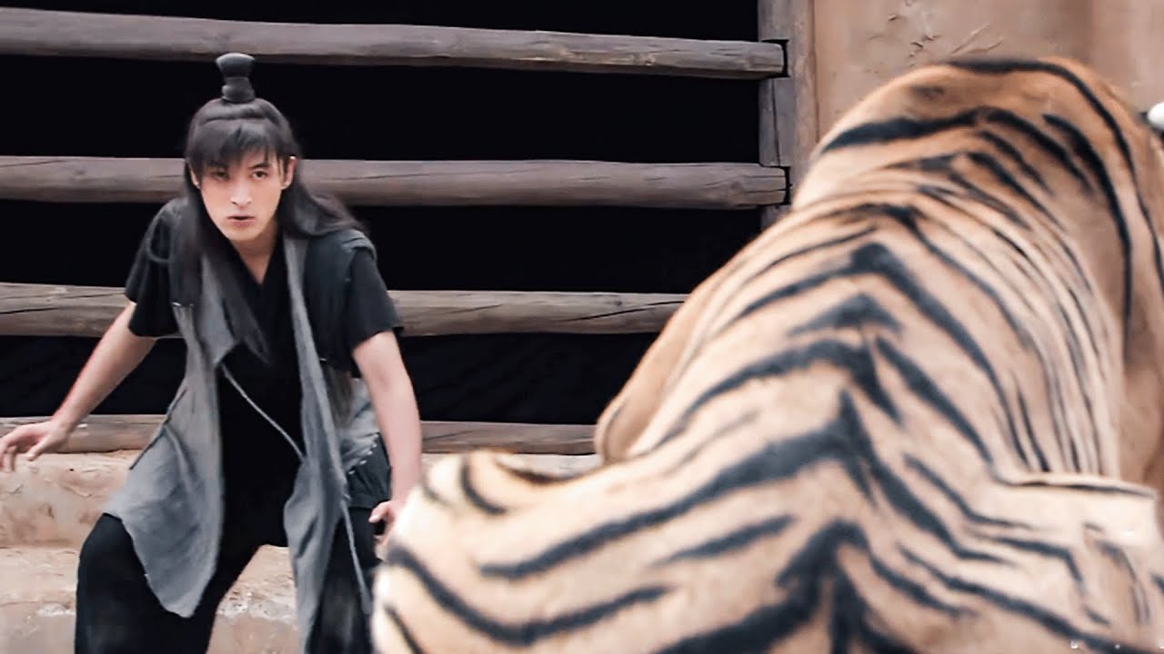 窮小夥刚穿越古代就被猛兽围杀，他反手秒杀，公主当场沦陷！🔥👑#胡歌 #love