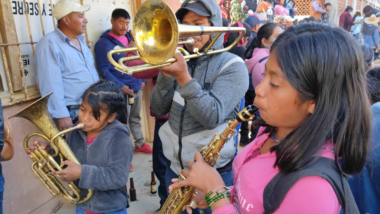 🎷🎶 hermosas niñas tocando en la banda de viento