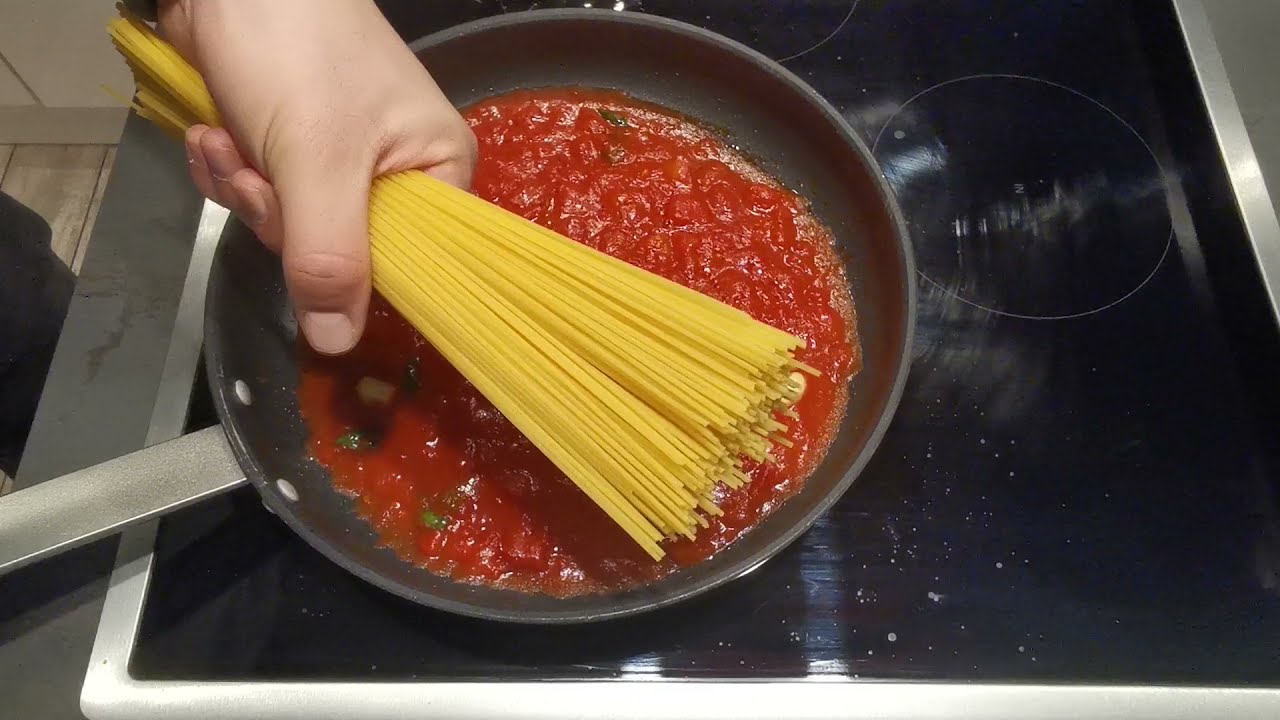 Spaghetti al Pomodoro / Spaghetti mit Tomatensoße - YouTube