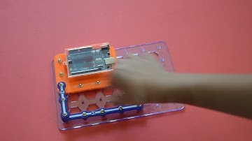 Kid Shows how to build Project 5 StopLight in Snapino