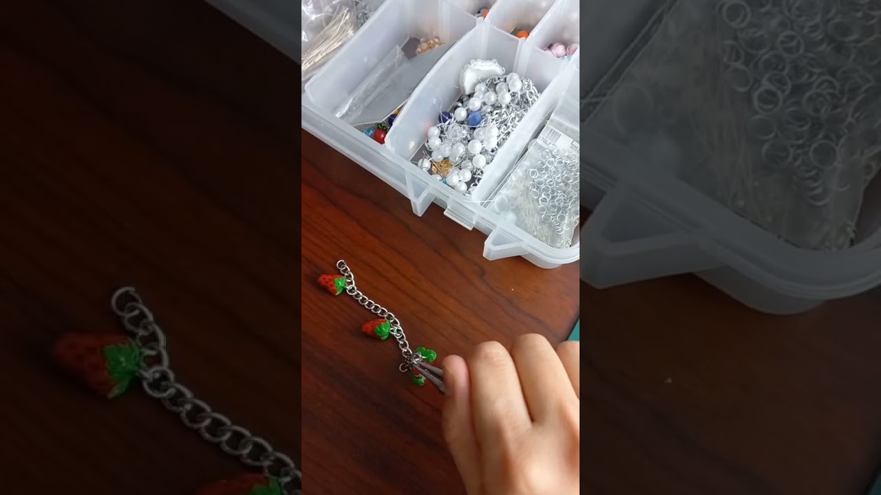 Air dry clay strawberry bracelet tutorial | Pulsera masa moldeable secado al aire