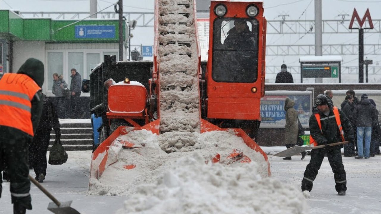 Метель и вьюга бушуют в Москве. Сотни тысяч работников и вся техника вышли на уборку снега