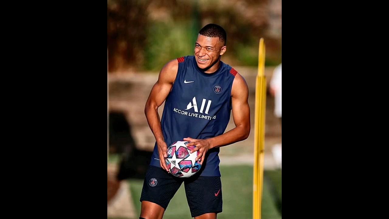 Килиан мбаппе травма. Мбаппе евро 2020. Мбаппе краш. Килиан мбаппе в сборной франции. Футболисты из франции.