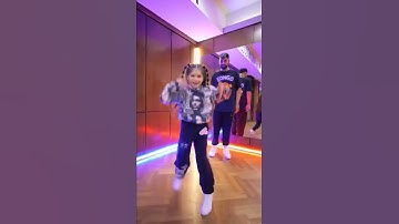Thumbnail of No creeras lo que hizo esta niña de 7 años con el trend de Envolver - Anitta 🤯