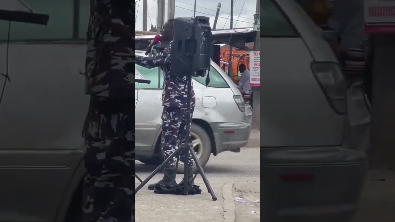 Police officer spotted preaching on the road sparks reactions