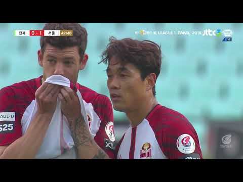 [K리그] 볼 경합 과정에서 <strong>박주영의</strong> 얼굴을 뭉개는 권경원