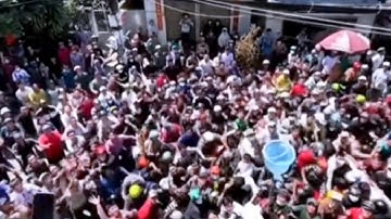 Cảnh tượng chưa từng thấy rằm tháng 7 cảnh giựt cô hồn nhanh tay thì nhiều chậm tay thì hết