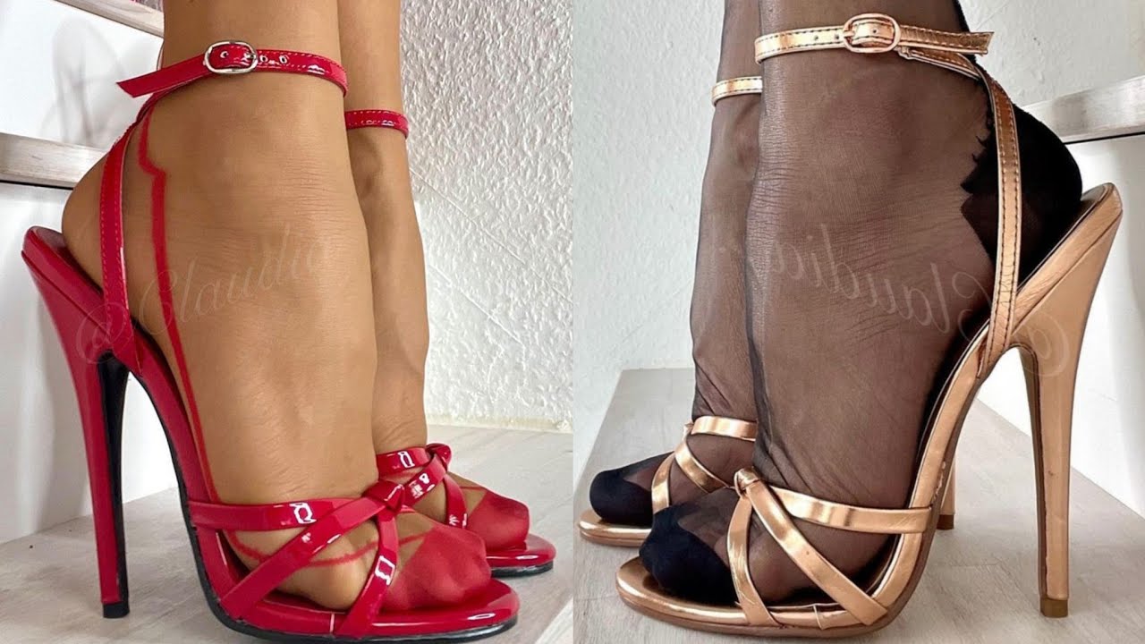 Изумительные прозрачные нейлоновые чулки в сочетании с туфлями-мюлями на шпильках, босоножками на...