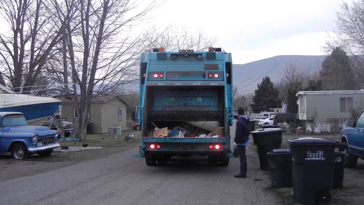 Peterbilt 320 Heil 5000 Rear Load Garbage Truck