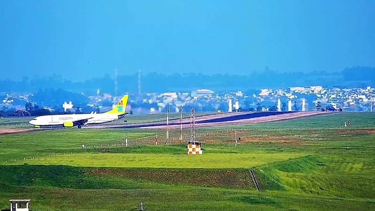 AVIÃO CARGUEIRO LEVANTOU O ASFALTO E JOGOU DETRITOS NO AVIÃO DA AZUL DURANTE ALINHAR PARA DECOLAGEM 
