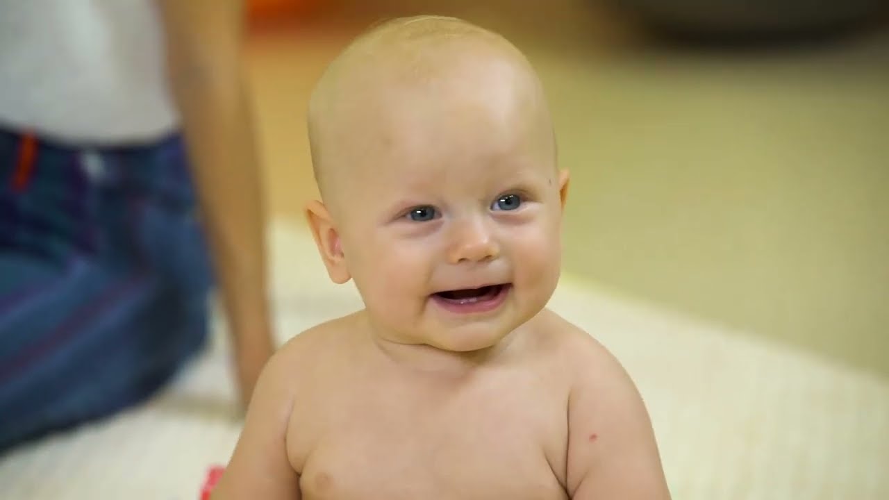 Як навчити дитину ходити | Гімнастика для підготовки дитини до перших кроків