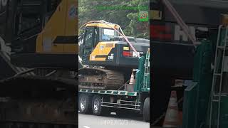 Fuso Truck Transporting Excavator #shorts #excavator #trucks #digger #earthmover #heavytruck