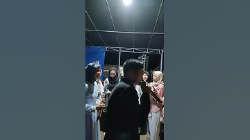Thumbnail of Aris mempelai pria persembahkan lagu Untuk sang istri Dela #vidioShorts
