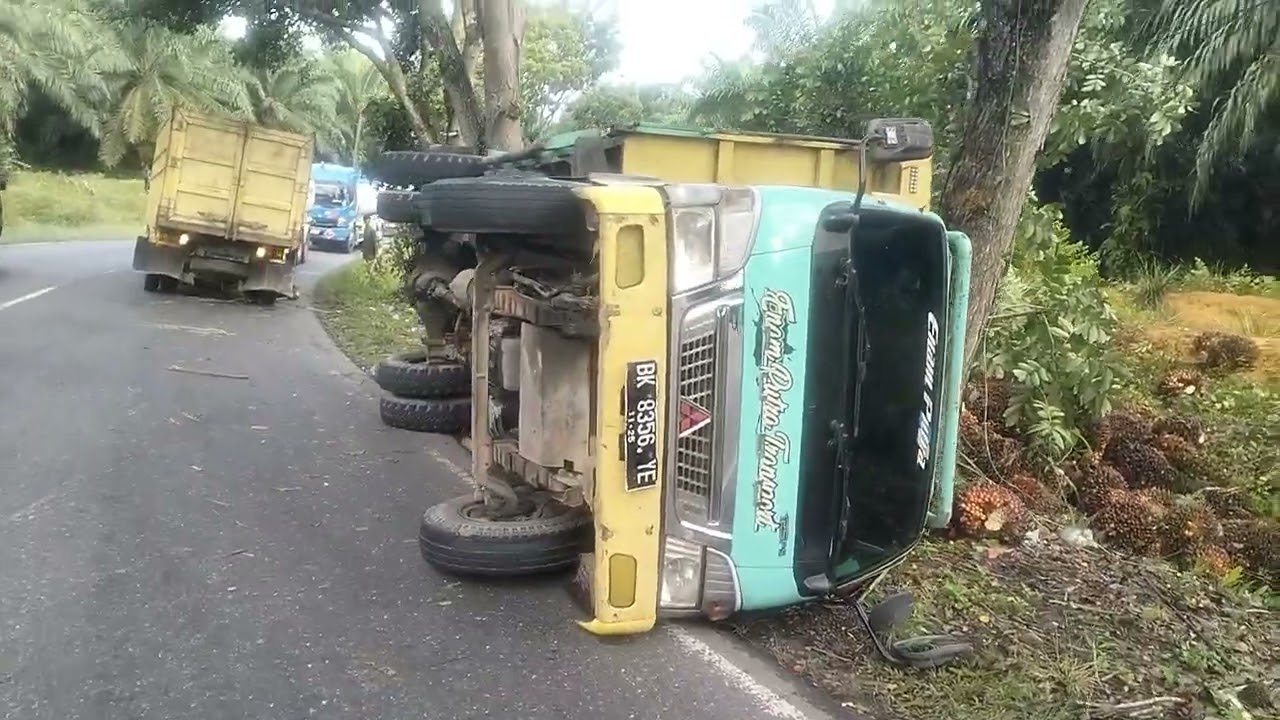 Mobil COLTDIESEl Kondisi Terbalik Jam 5 Pagi Tak ada Korban Jiwa.