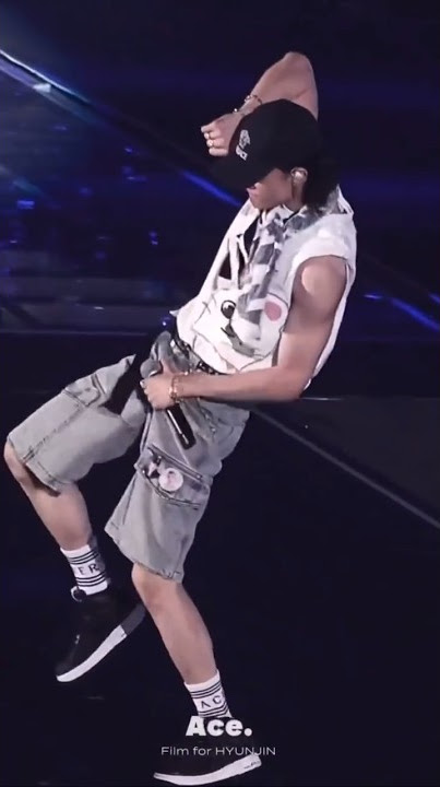 The hip thrusts though🫠✨. #straykids #hyunjin