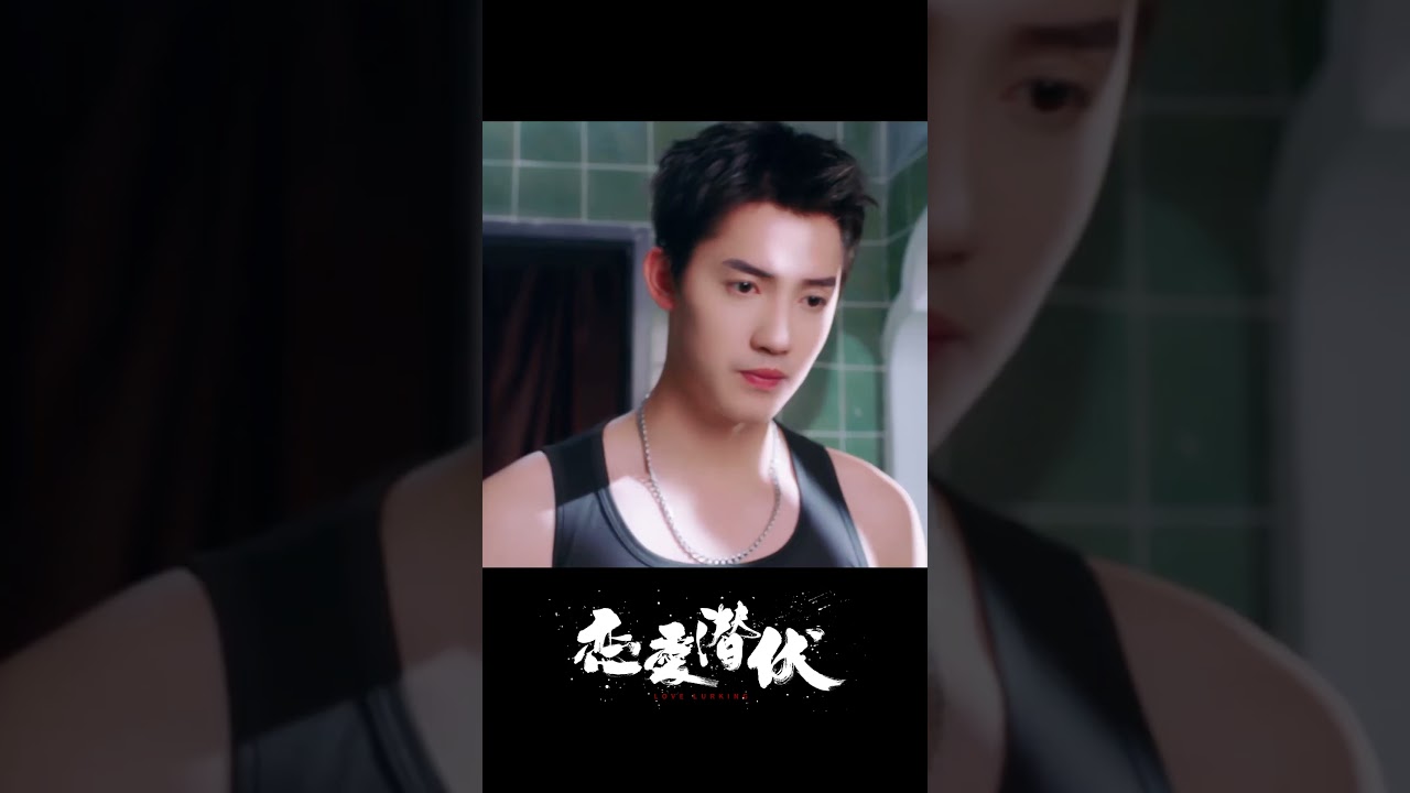 看到她穿得單薄，他立刻脫下外套護住她 #戀愛潛伏