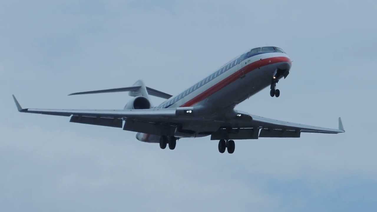 American Eagle Bombardier CRJ-700 [N546FF] landing in LAX