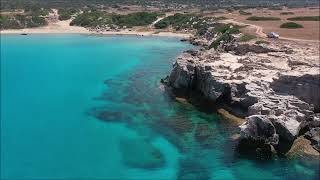 Η παραλία του Έξαρχου κοντα στην μεσαιωνική ερειπωμένη πόλη Αφέντρικας ή Ουρανίας στο Ριζοκάρπασο.