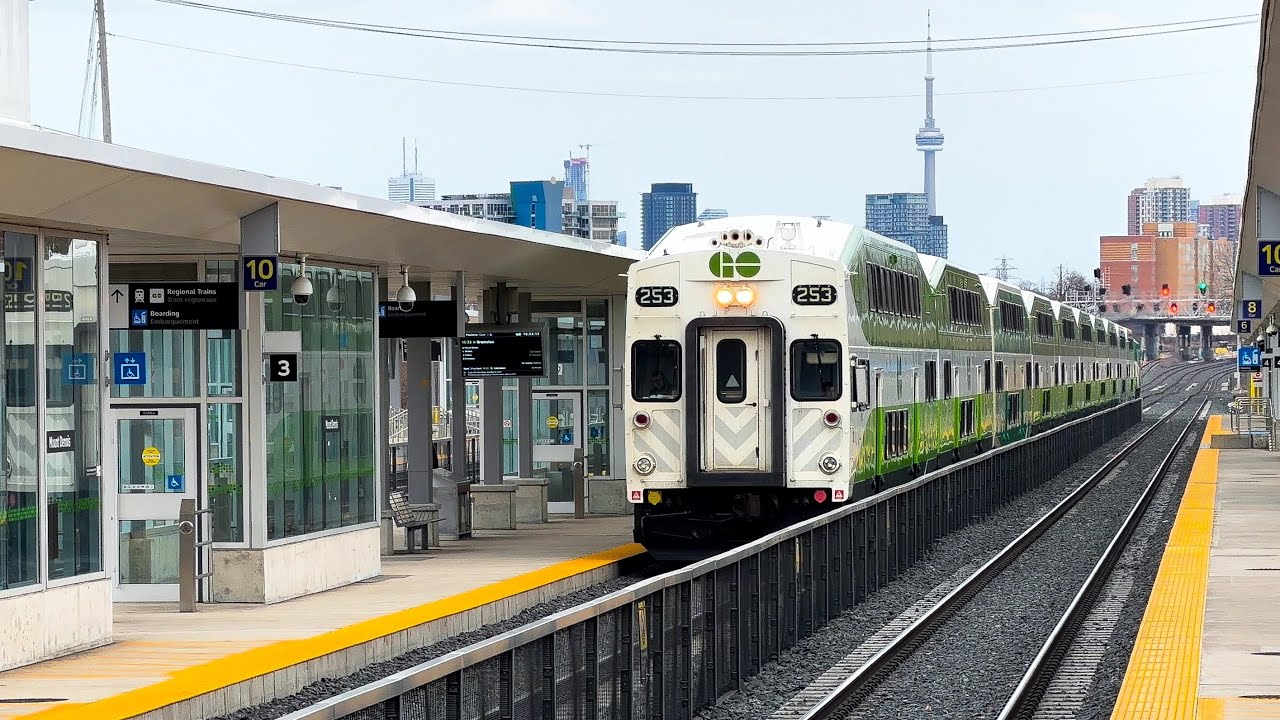 Repainted Cab 253! GO 3125 Pulls into and Departs Mount Dennis with 253 ...