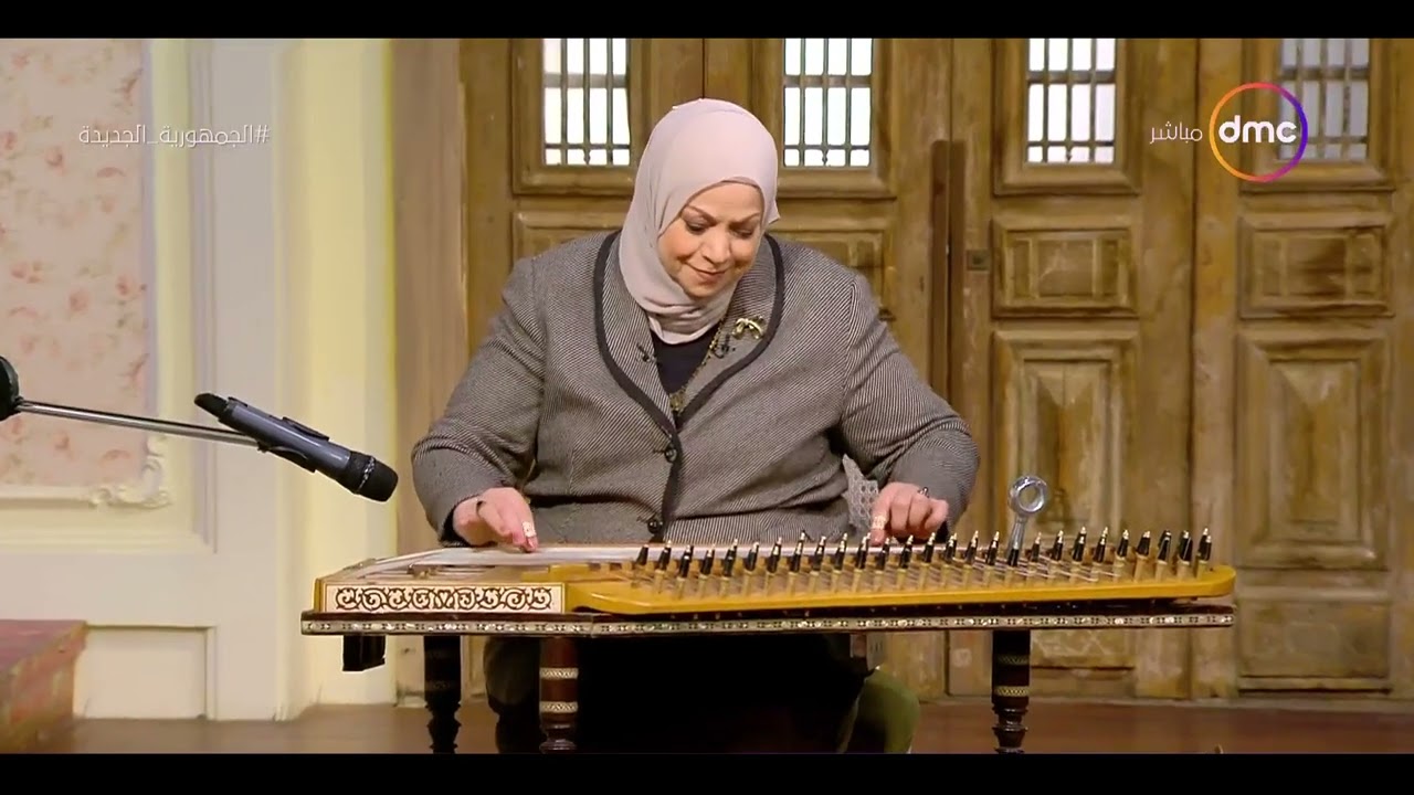 السفيرة عزيزة - عازفة القانون د.مايسة عبد الغني تعزف أغنية 