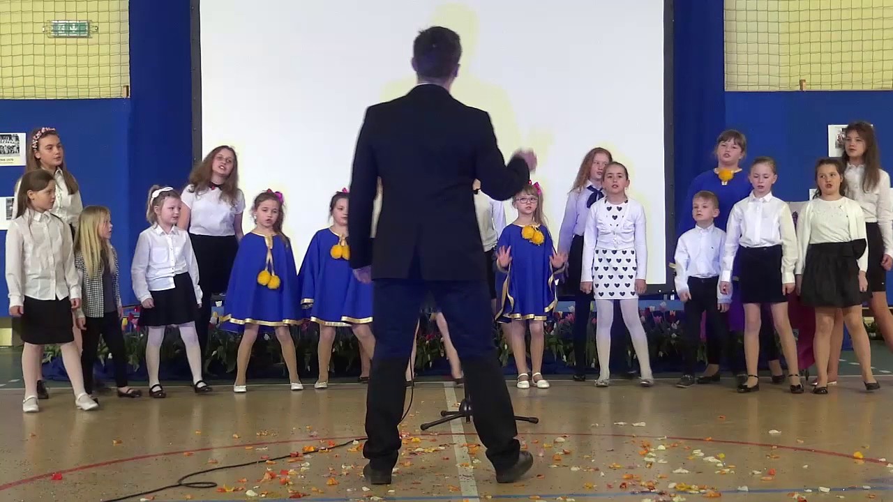 Śpiewający fragment z JUBILEUSZU 50 LECIA SZKOŁY W LUBOSZU