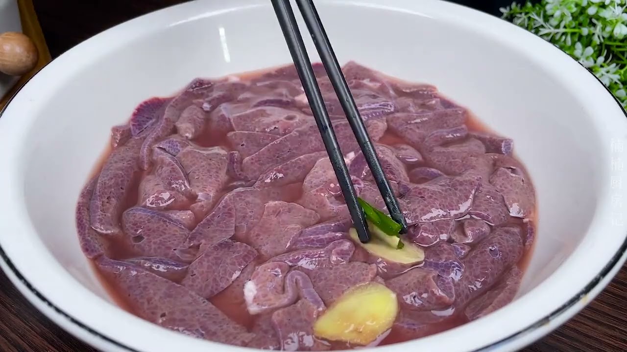 洗猪肝时，加醋加碱都错了，教你正确做法，脏东西和腥味全跑光- YouTube