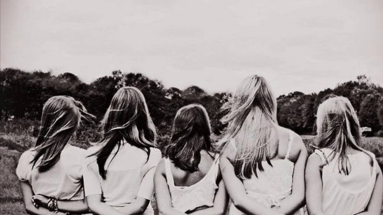 Красивые подруги. Дружба подруг. Дружба 5 подруг. Друзья обнимаются. Встреча подруг.