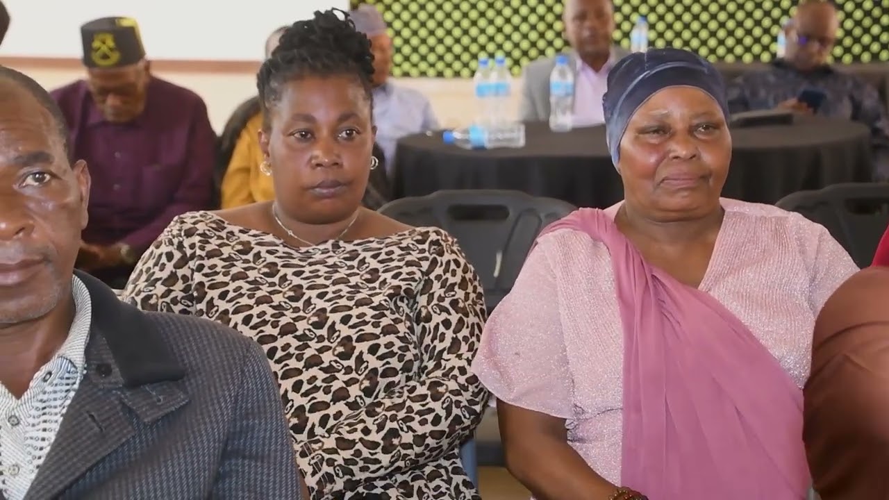 MBUNGE WA JIMBO LA BABATI MJINI Ndg.  EMMANUEL KHAMBAY ATETA NA WAZEE WA JIMBONI KWAKE. 