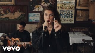 Смотреть клип Mae Muller - So Annoying (Acoustic)