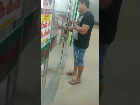 Homem tem arma apontada para ele ao questionar validade de produto em supermercado no AC