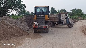 Máy súc lật múc cát lên công nông ba bánh vận chuyển công trình#congnongbabanh