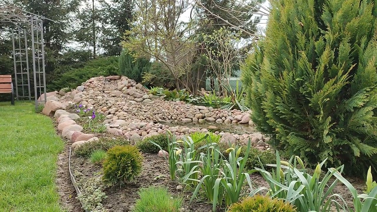 Spacer w ogrodzie. Wiosna w ogrodzie.